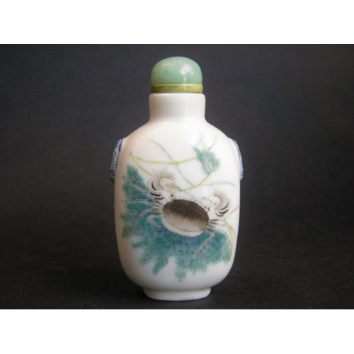 Snuff bottle porcelain decorated in polychrome crab